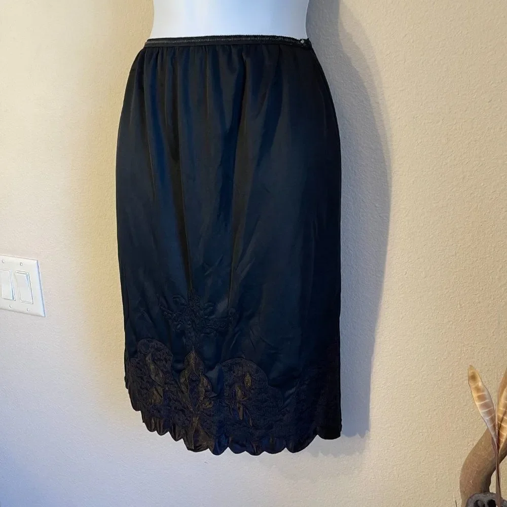 Vintage black 1/2 slip, lace and satin applique, gorgeous! 1940's 1950's - Picture 2 of 12